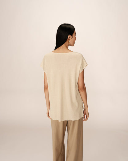 Vue arrière du haut beige en maille lurex sur mannequin