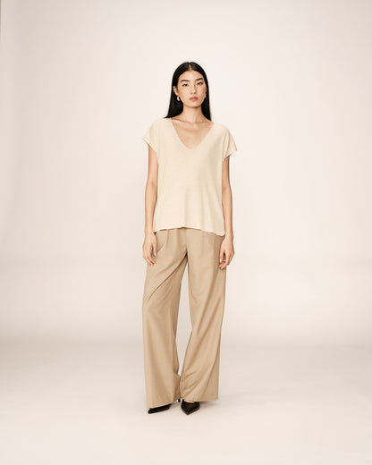 Haut beige en maille lurex porté avec pantalon beige

