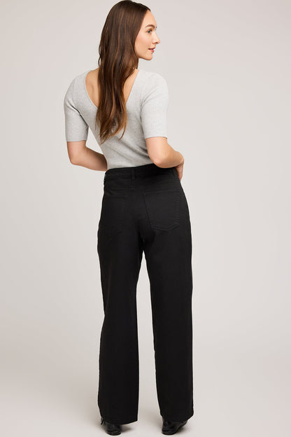 Vue de dos du pantalon noir montrant la coupe droite et les poches arrière classiques