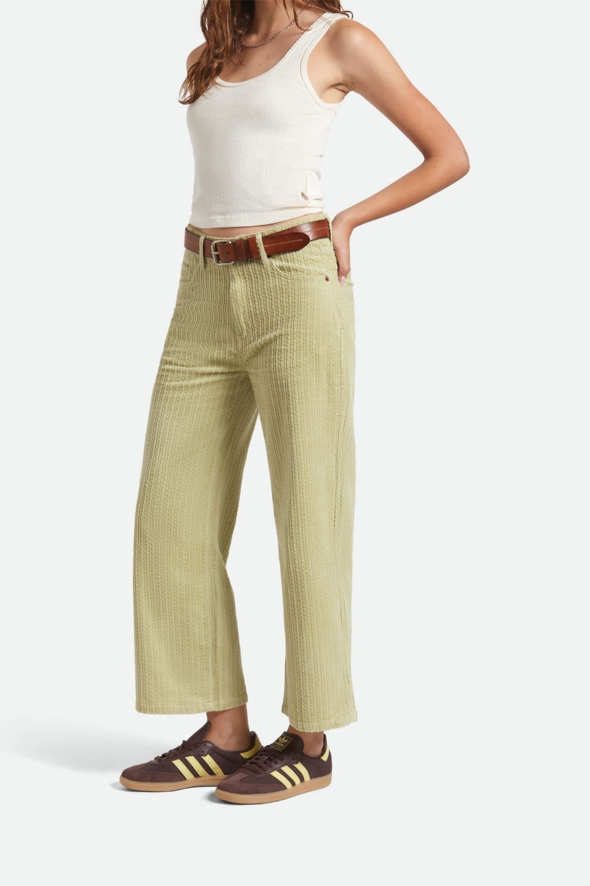 Pantalon court Margo en velours côtelé beige pistache, coupe droite 5 poches.