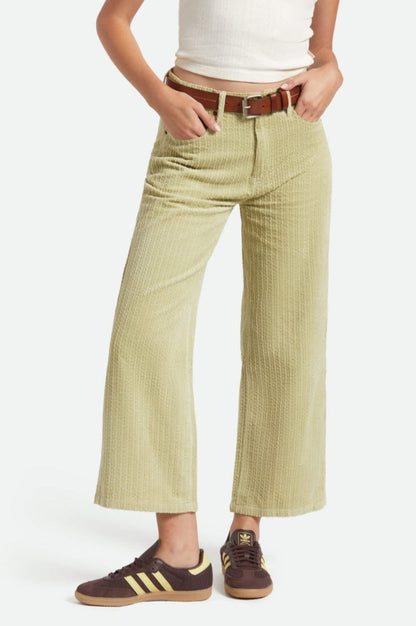 Femme portant le pantalon Margo en velours côtelé, coupe droite et taille mi-haute.