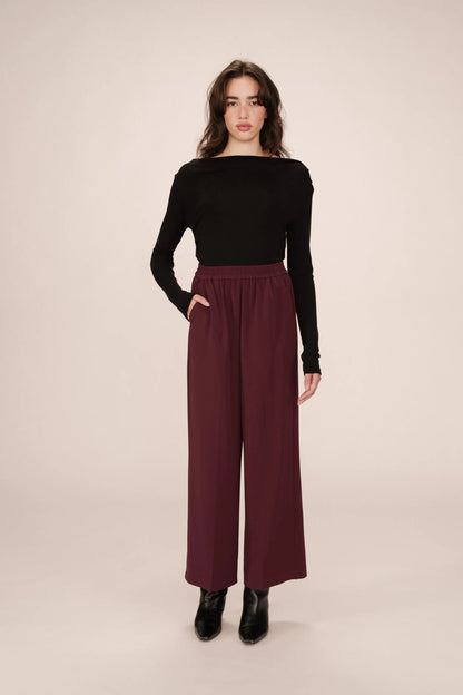 Vue entière du pantalon Noblesse bordeaux porté avec un haut noir ajusté