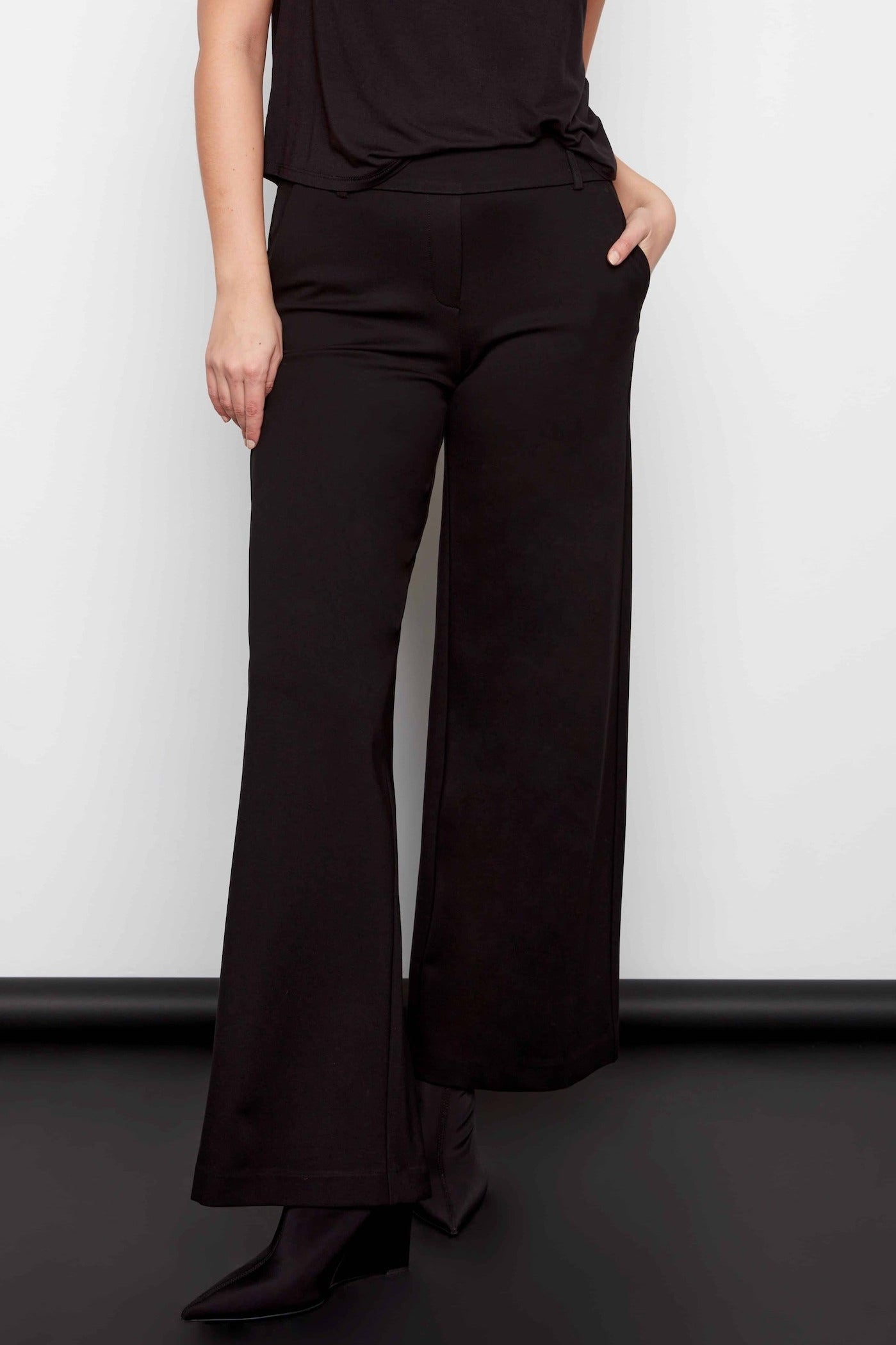 Pantalon Nola noir coupe décontractée avec jambe longue