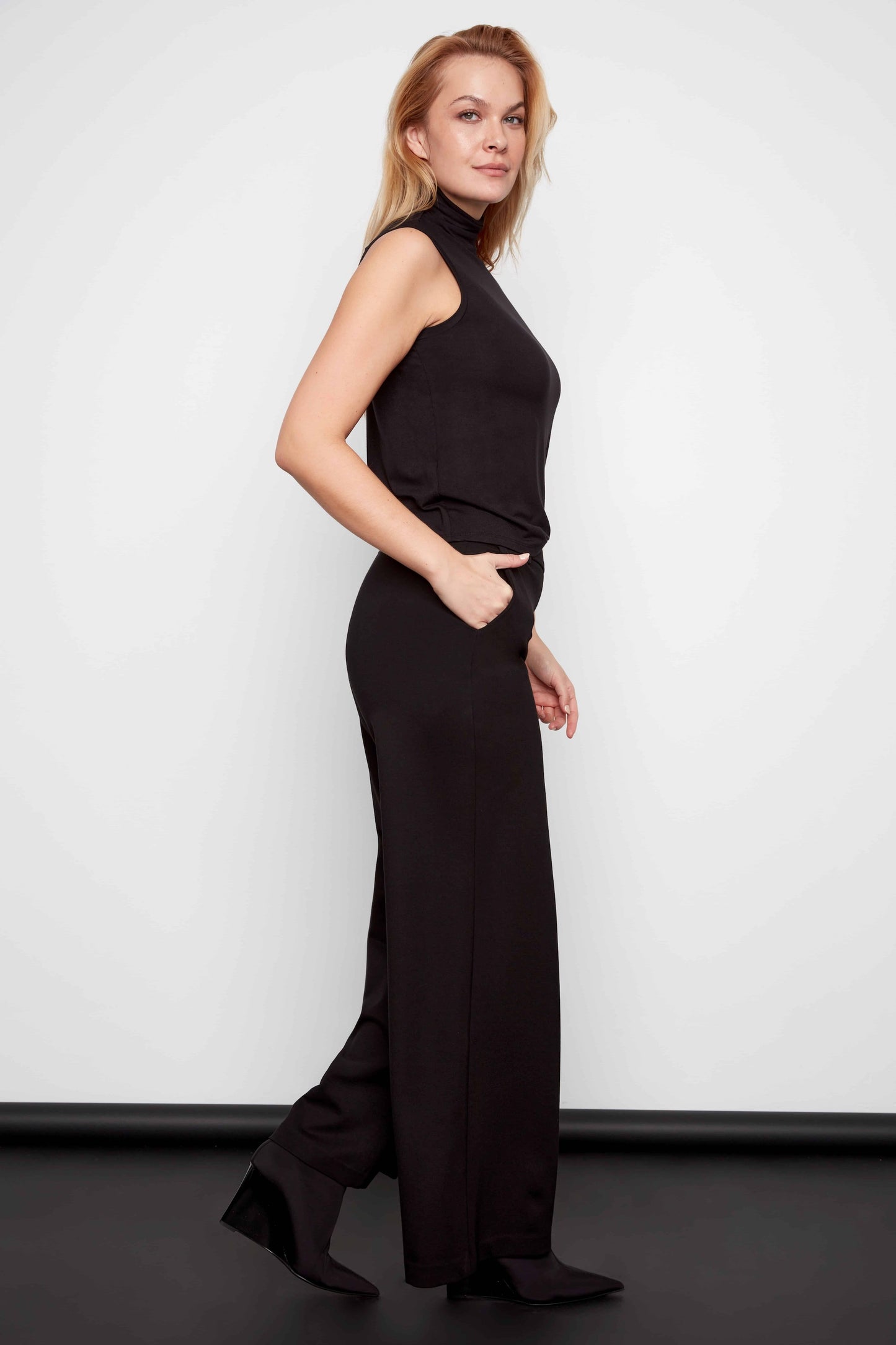 Vue latérale du pantalon Nola noir avec poches inclinées