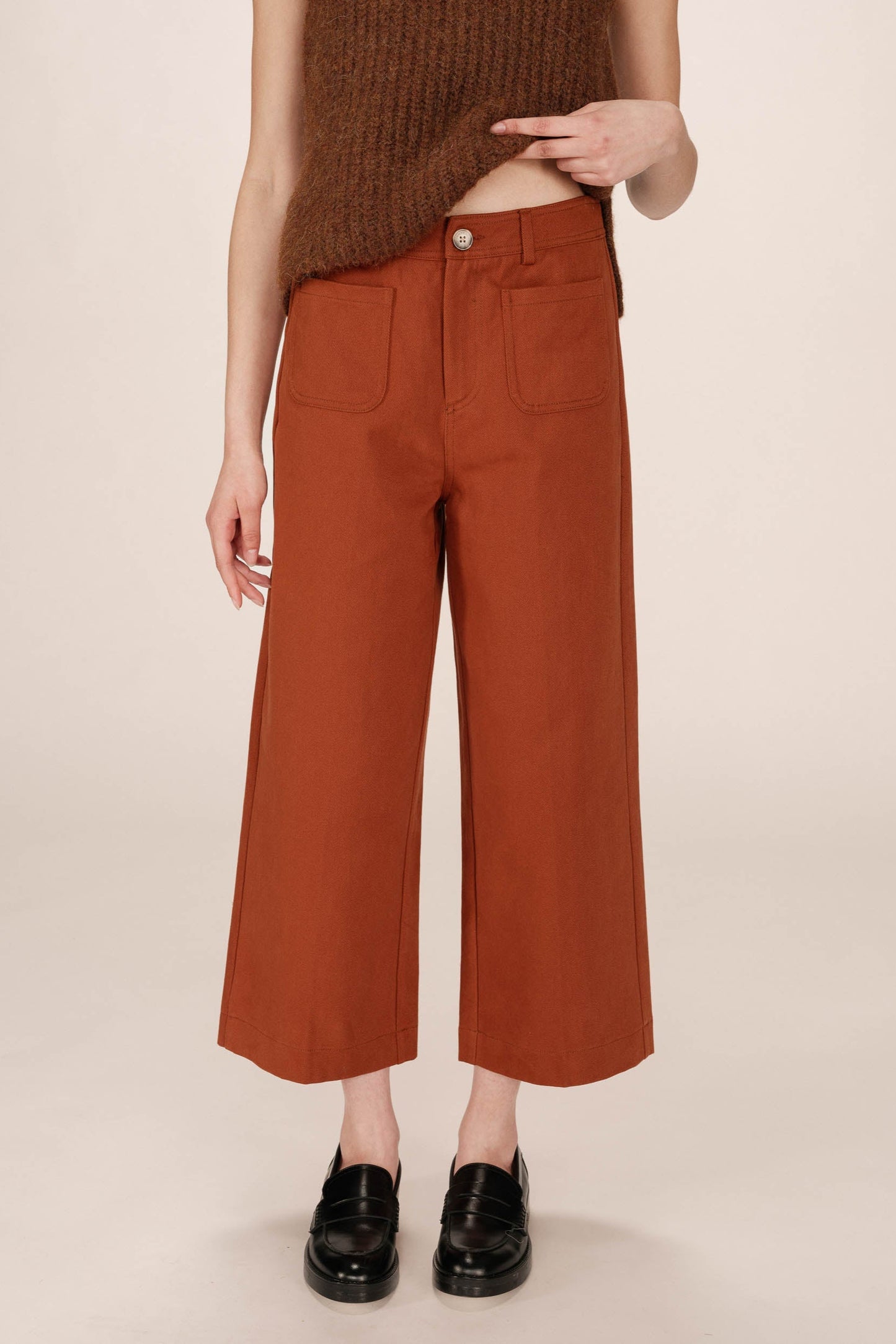 Gros plan du pantalon Sole camel 7/8 porté, poches plaquées avant et taille haute