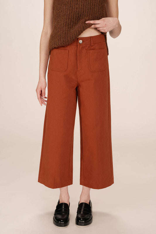 Gros plan du pantalon Sole camel 7/8 porté, poches plaquées avant et taille haute