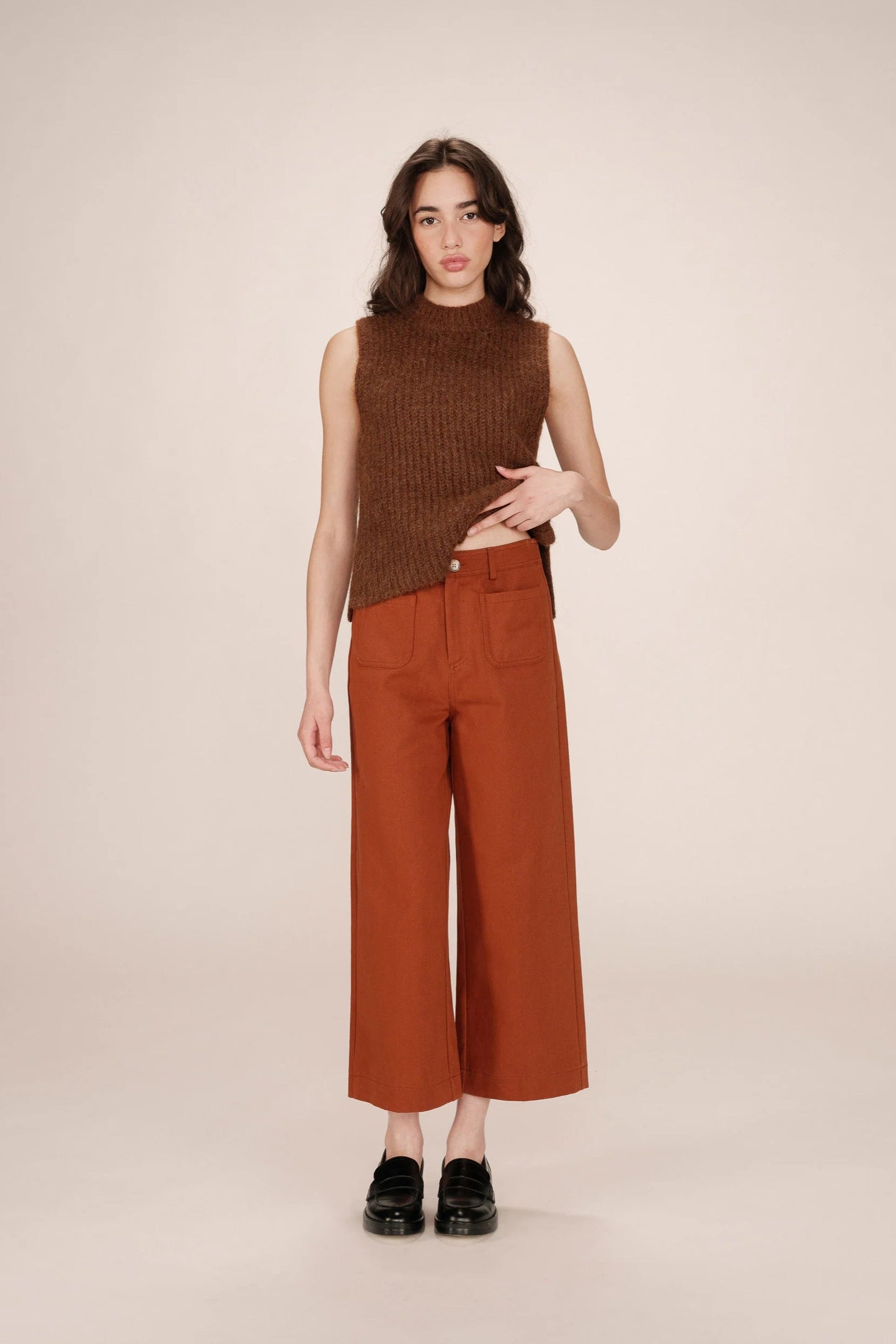 Vue avant complète du pantalon Sole camel 7/8 porté avec coupe large et taille haute