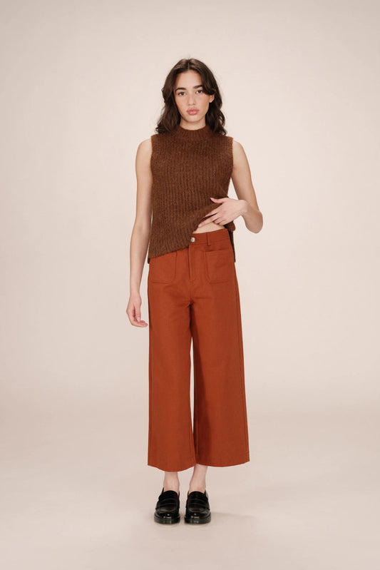 Vue avant complète du pantalon Sole camel 7/8 porté avec coupe large et taille haute