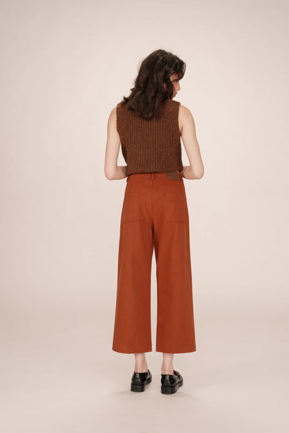 Vue de dos du pantalon Sole camel 7/8 porté, coupe droite large