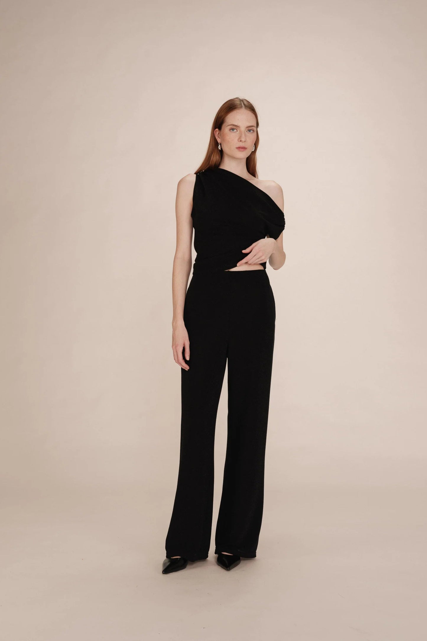 Pantalon Thelma noir porté tenue élégante coupe large