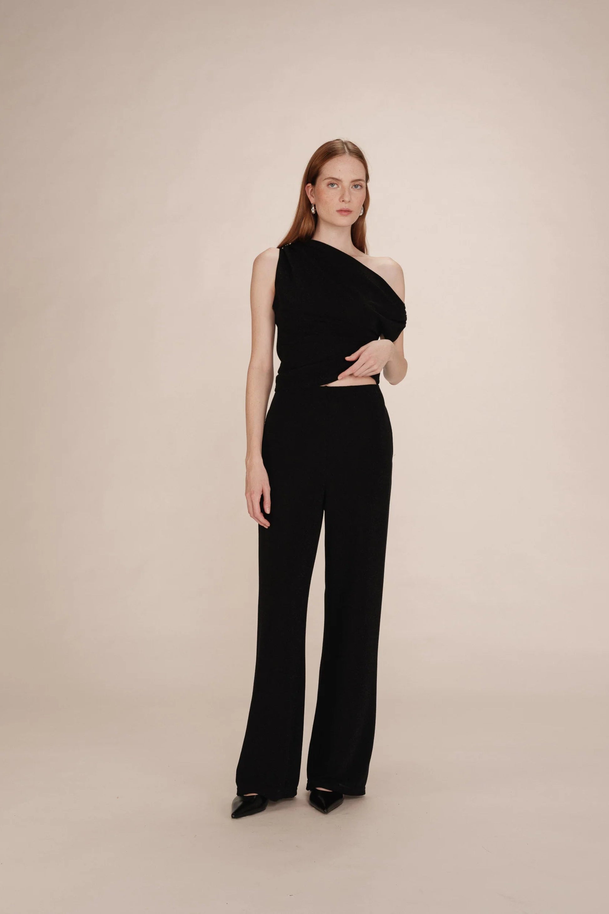 Pantalon Thelma noir porté tenue élégante coupe large