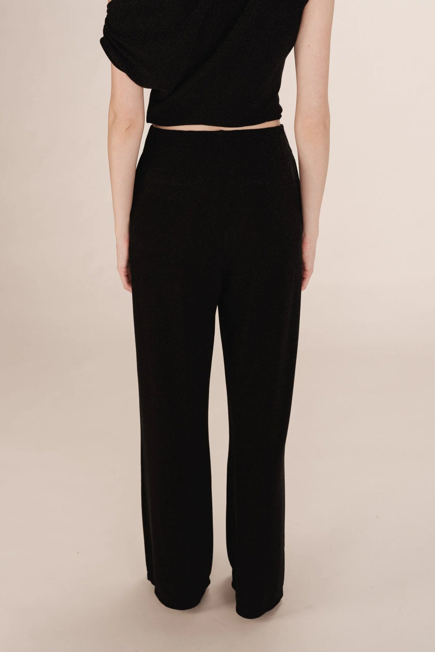 Description : Pantalon Thelma noir porté vue dos taille elastiquee