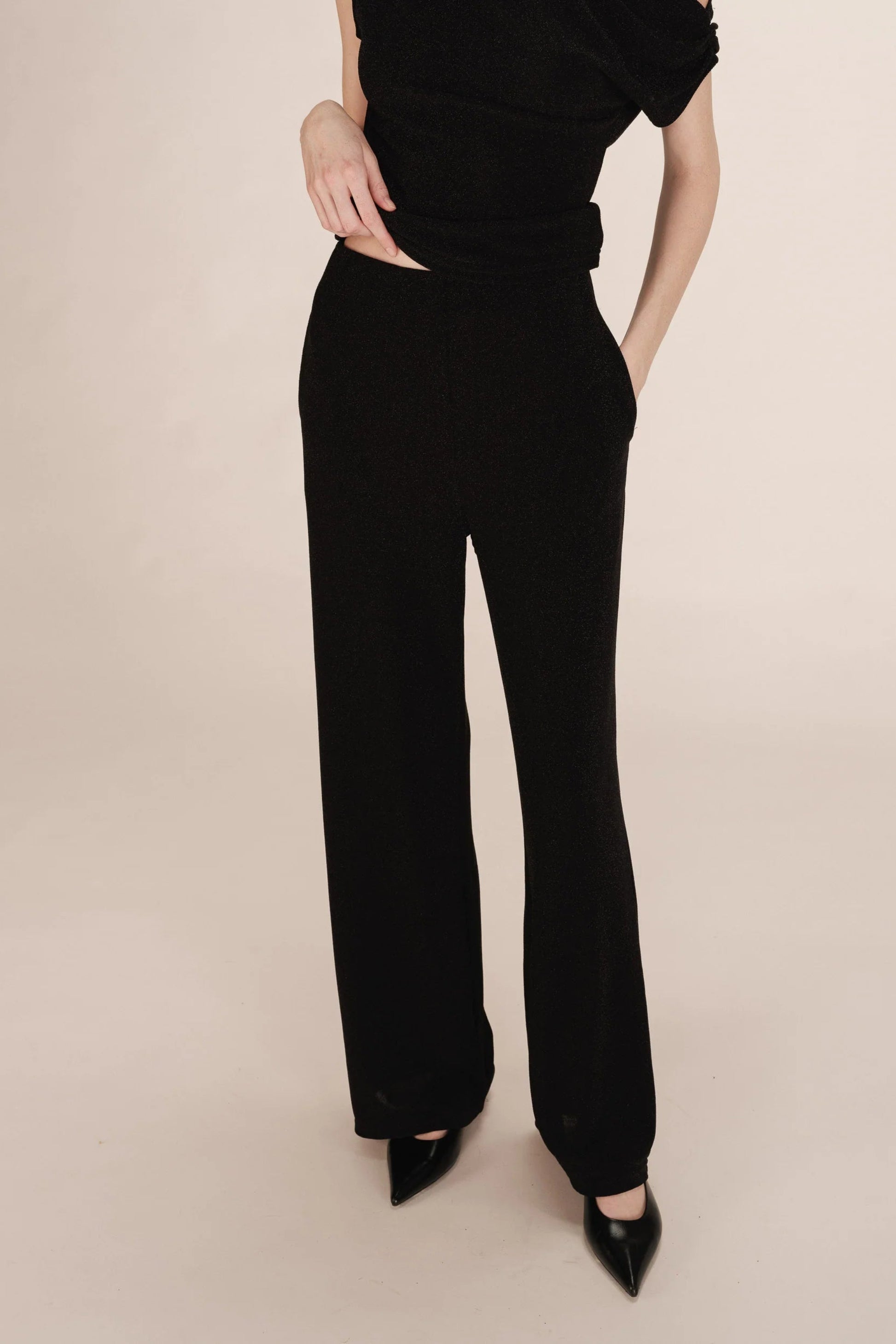 Pantalon Thelma noir porté vue avant coupe large taille haute