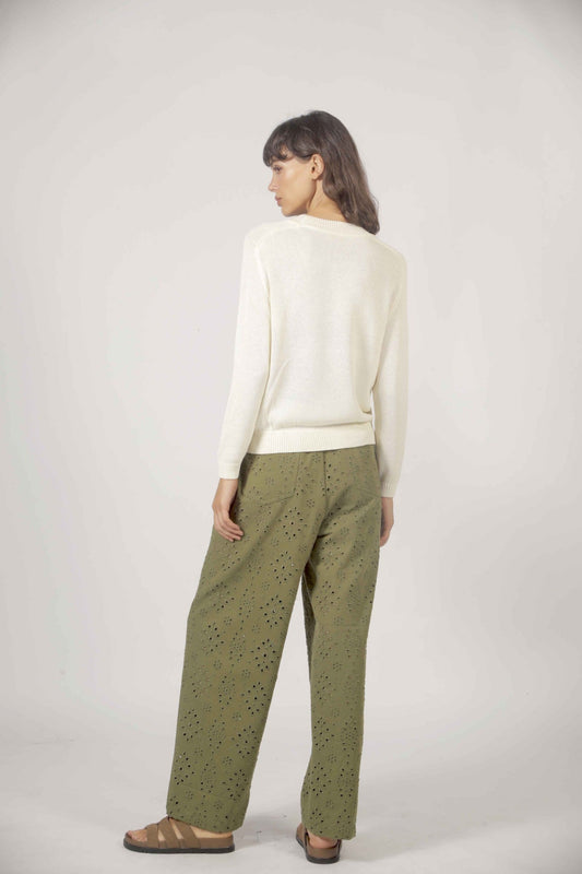 Pantalon kaki en broderie anglaise vue de dos avec coupe fluide et legere
