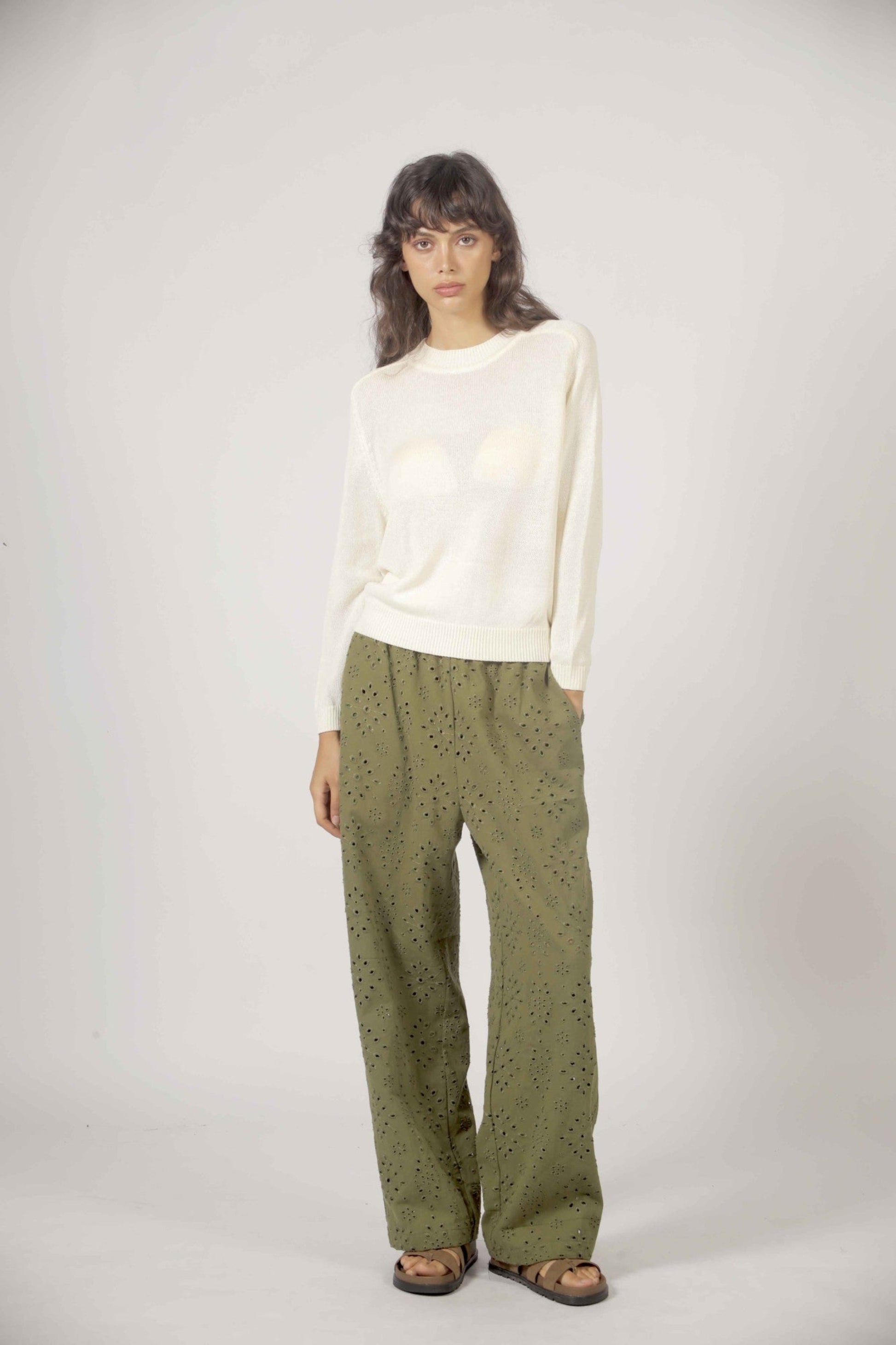 Pantalon kaki en broderie anglaise porte avec coupe fluide et style estival