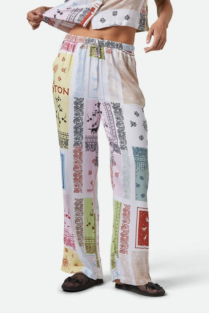 Pantalon fluide imprimé bandana porté avec chemise assortie