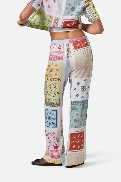 Vue arrière du pantalon fluide à imprimé bandana porté