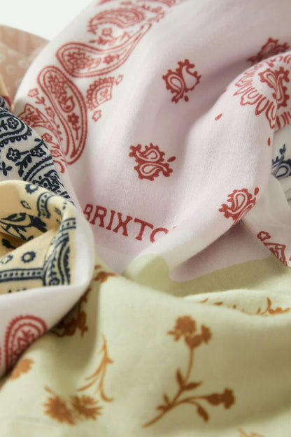 Zoom sur la matière satinée et l’imprimé bandana coloré