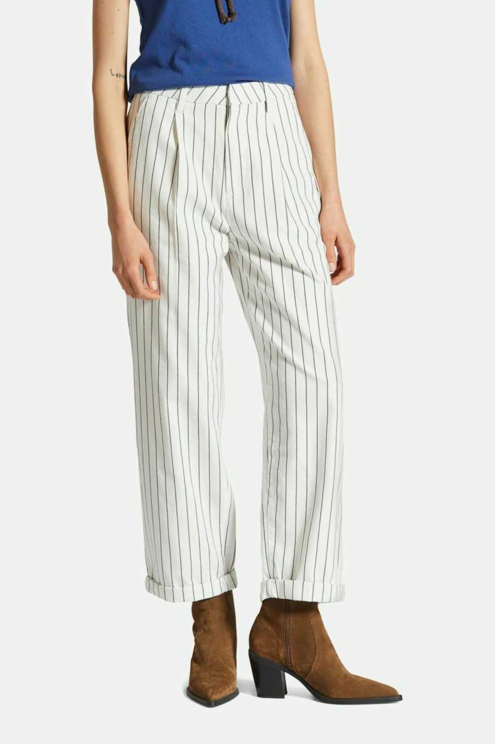 Pantalon taille haute blanc raye porte avec bottines style chic urbain