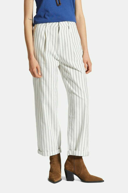 Pantalon taille haute blanc raye porte avec bottines style chic urbain