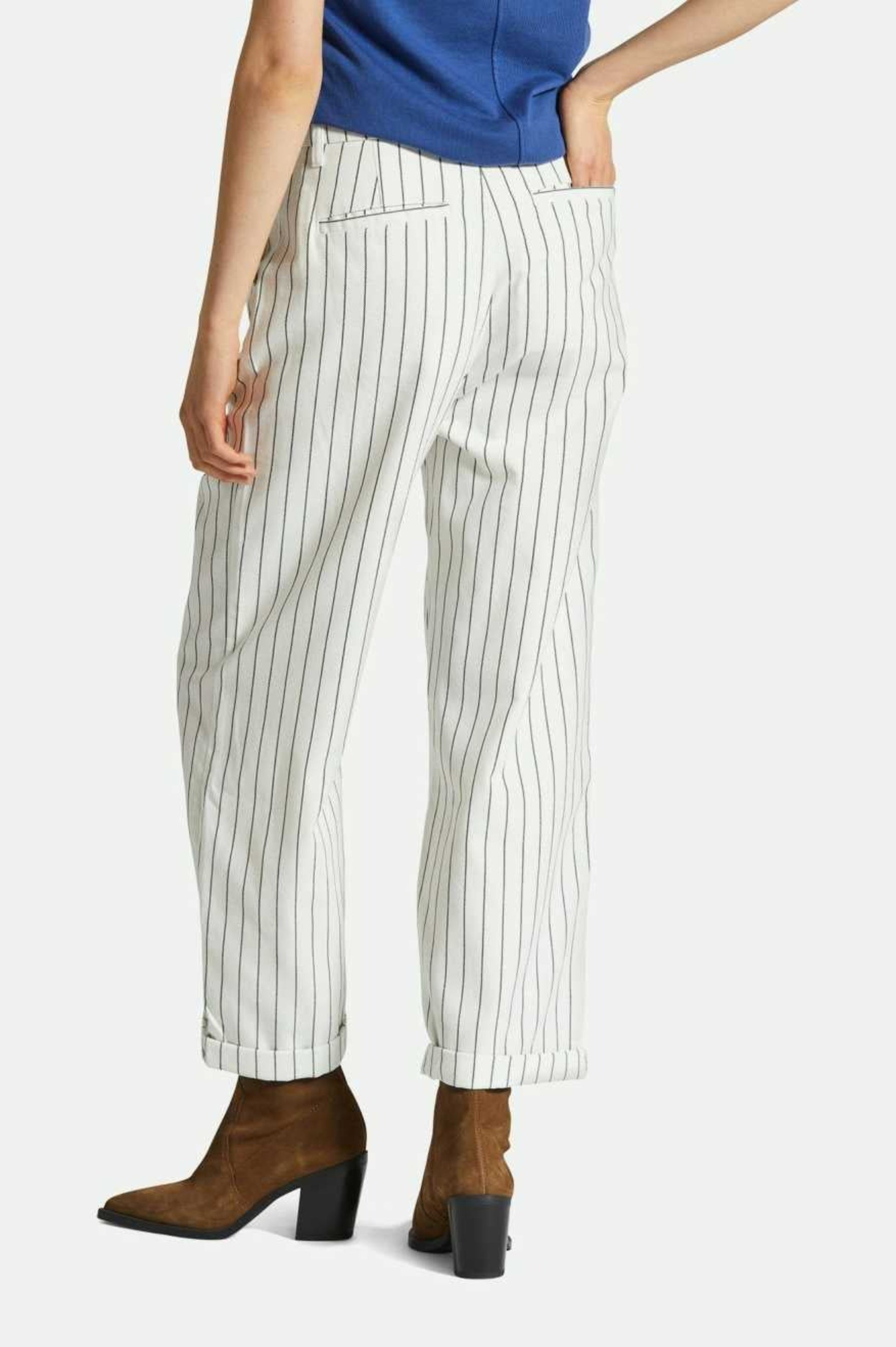 Pantalon blanc raye avec poches passepoilees arriere et jambe effilee