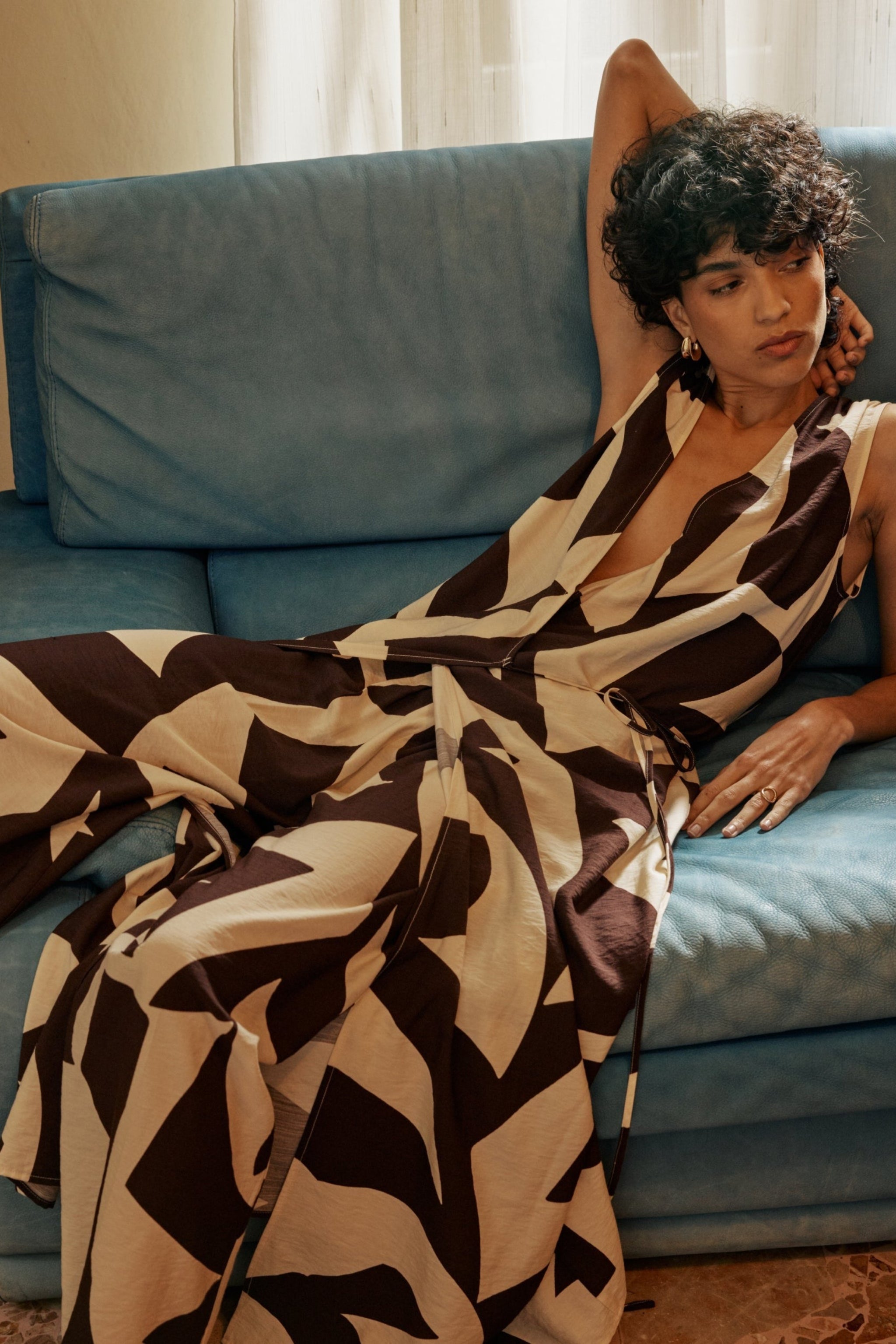 Pantalon Denise chocolat porte en look complet chic et moderne