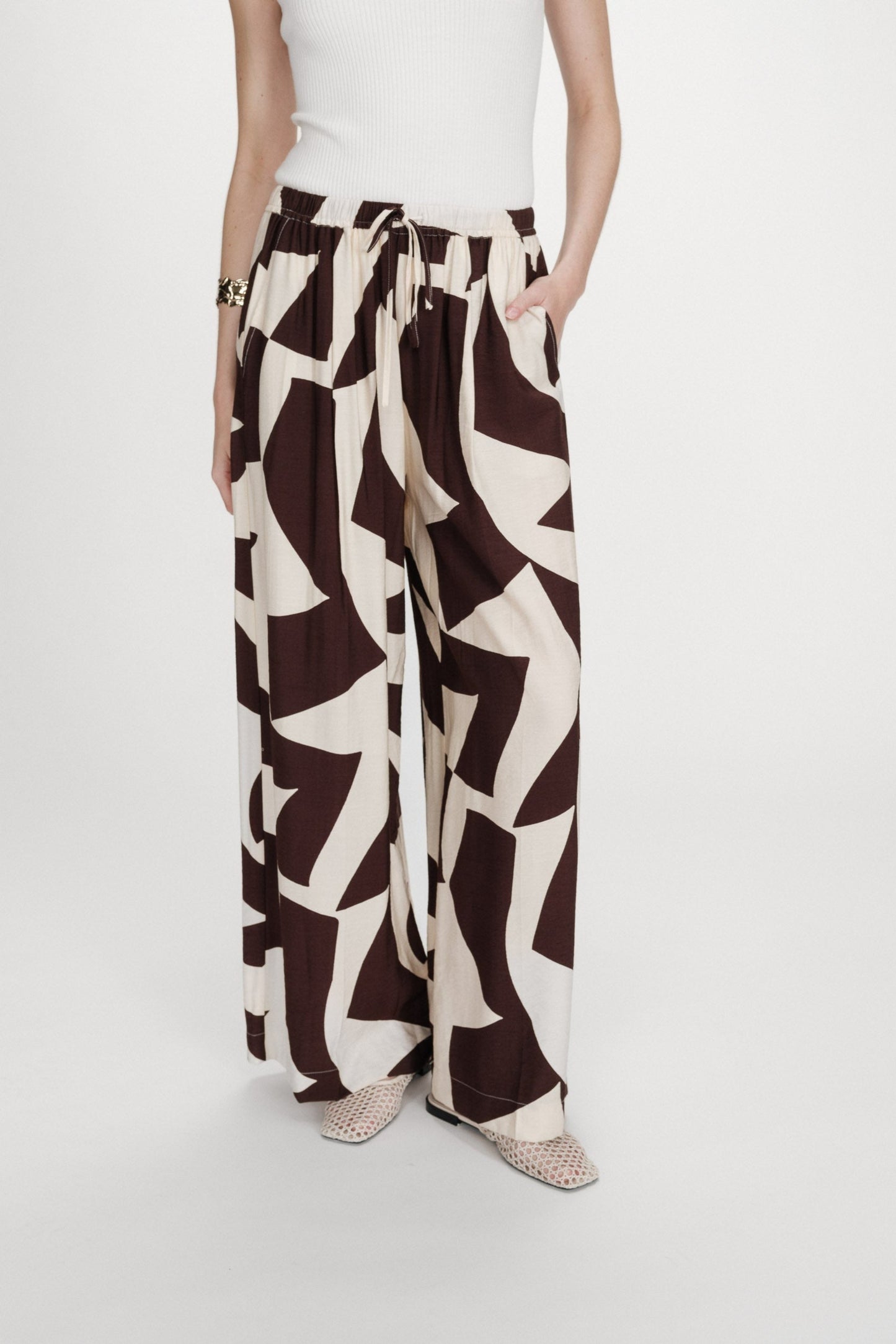 Pantalon Denise chocolat porte face avec cordon de serrage et coupe droite