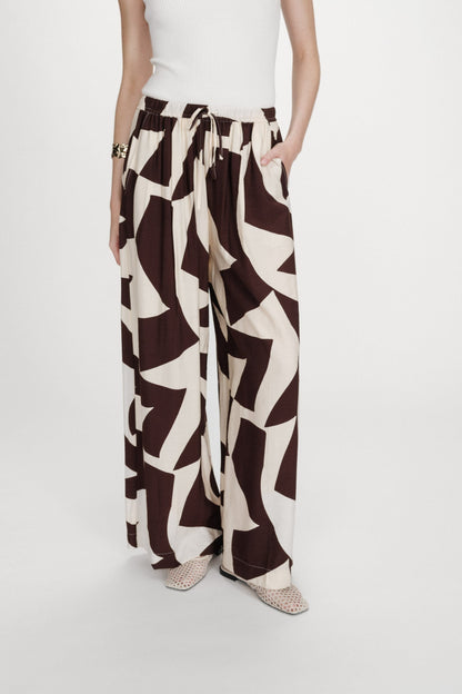 Pantalon Denise chocolat porte face avec cordon de serrage et coupe droite