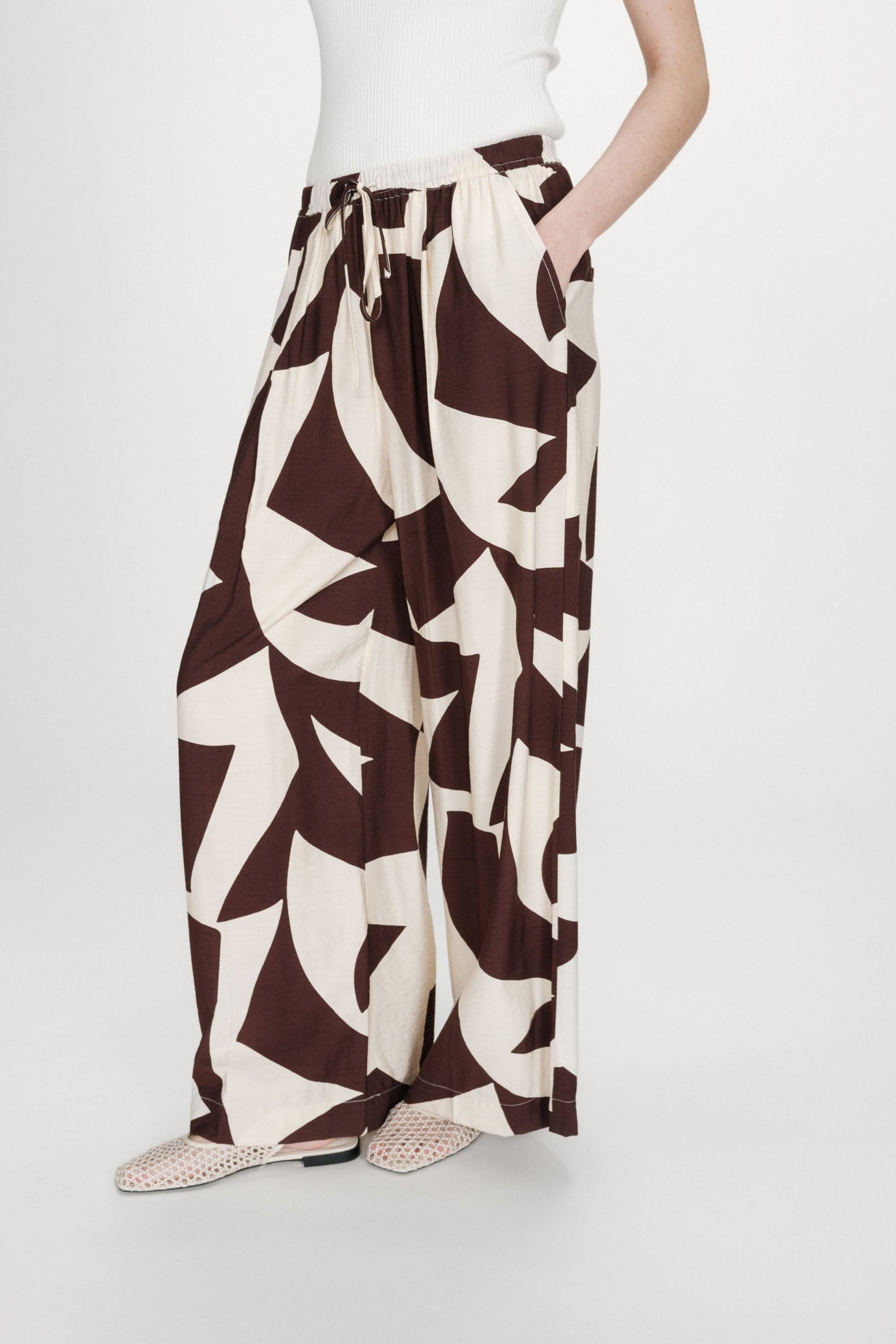 Pantalon Denise chocolat porte avec poches laterales et coupe fluide
