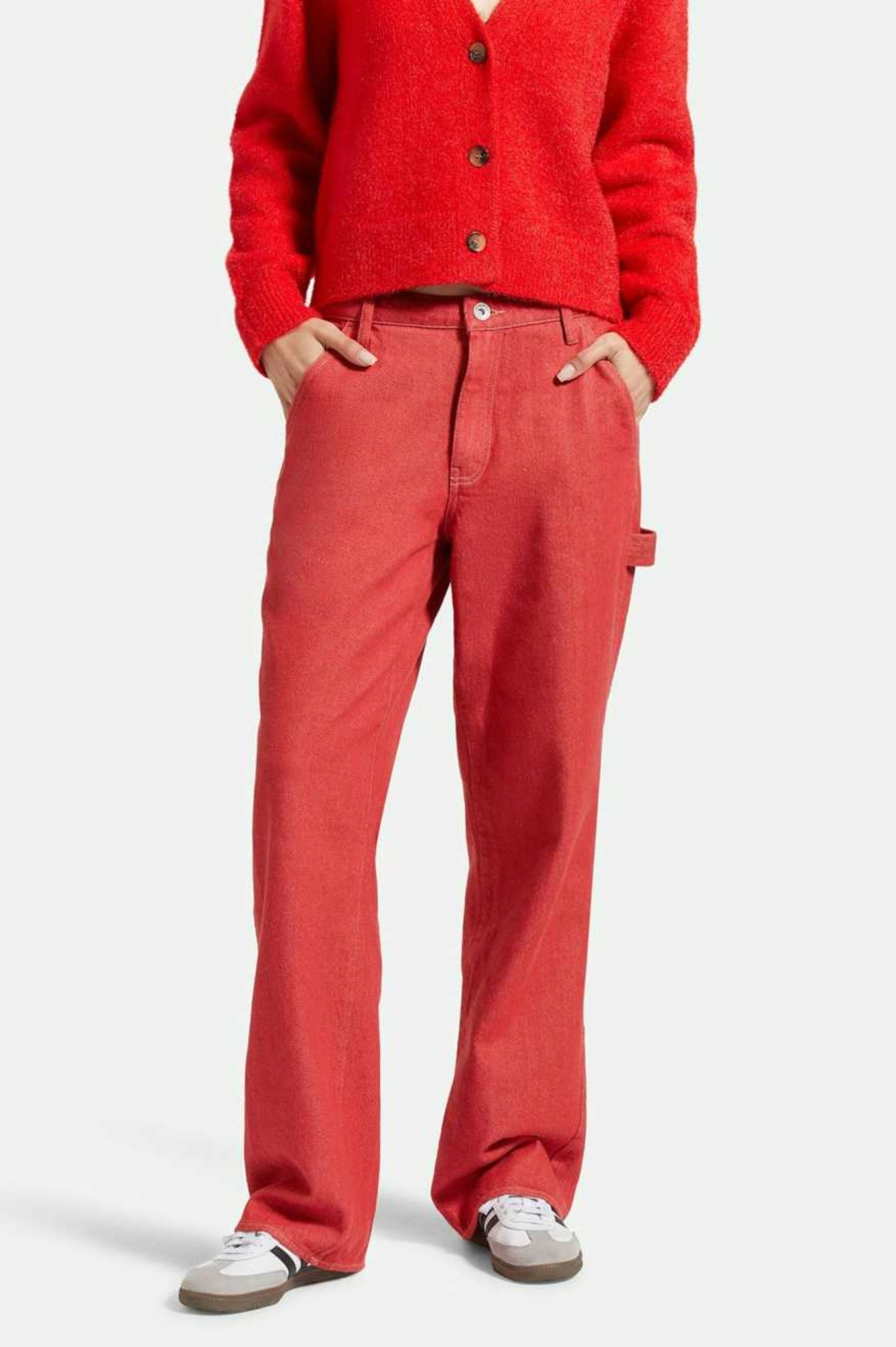 pantalon en denim rouge brique vu de face, coupe decontractee