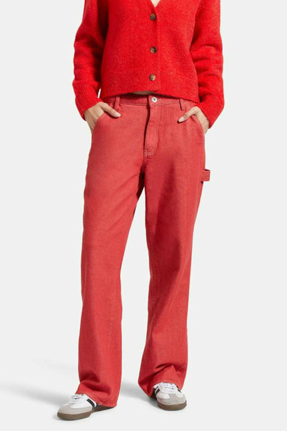 pantalon en denim rouge brique vu de face, coupe decontractee