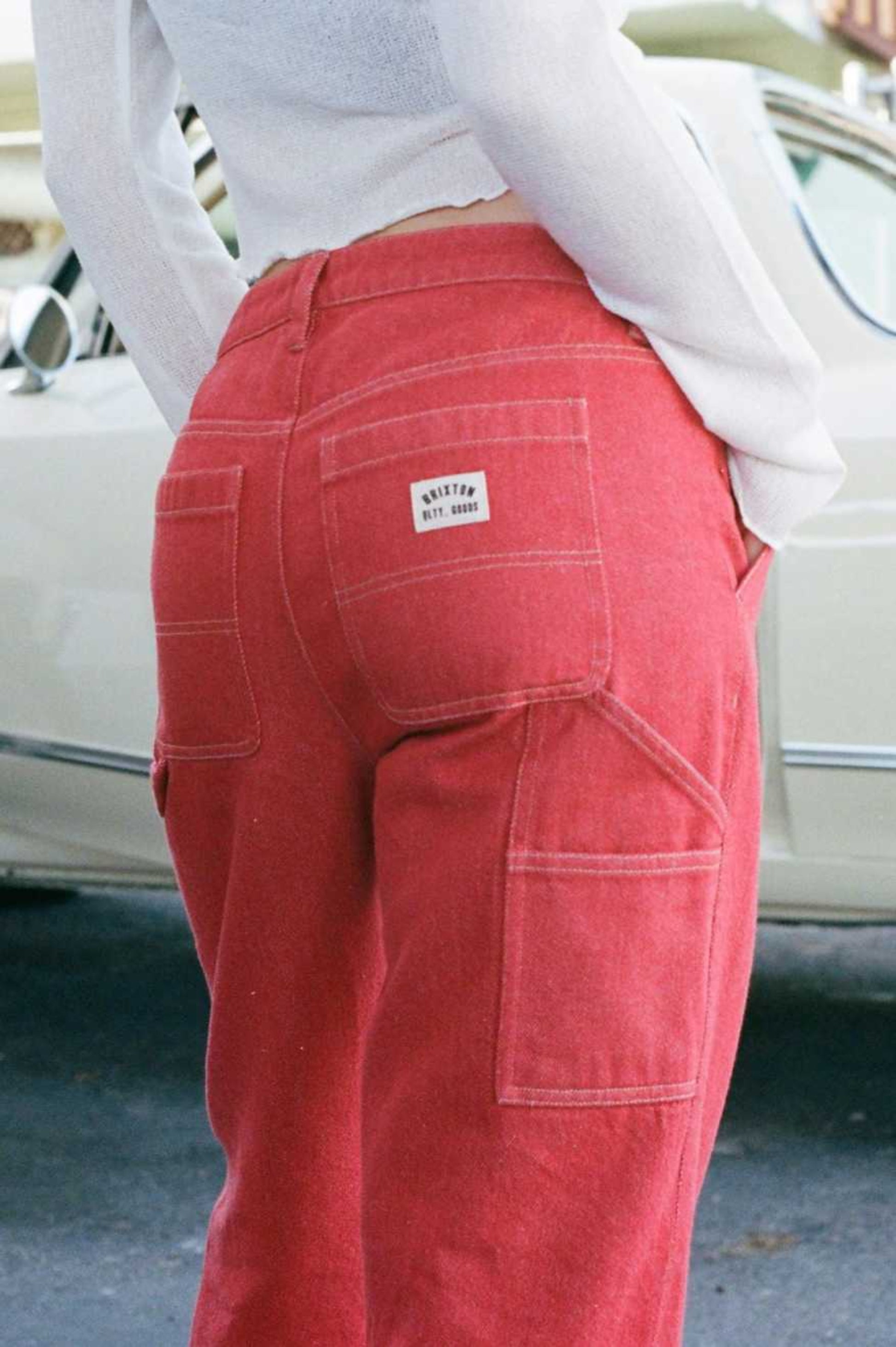 detail des poches utilitaires et coutures contrastees