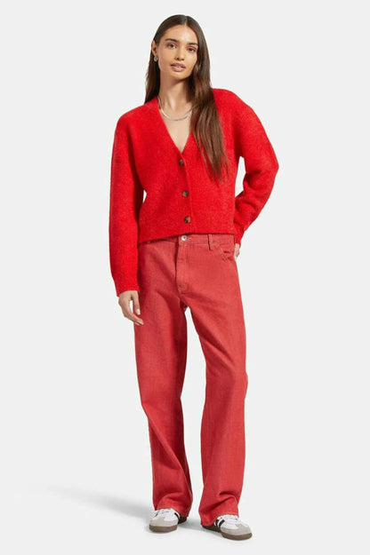 pantalon rouge brique associe a un cardigan rouge