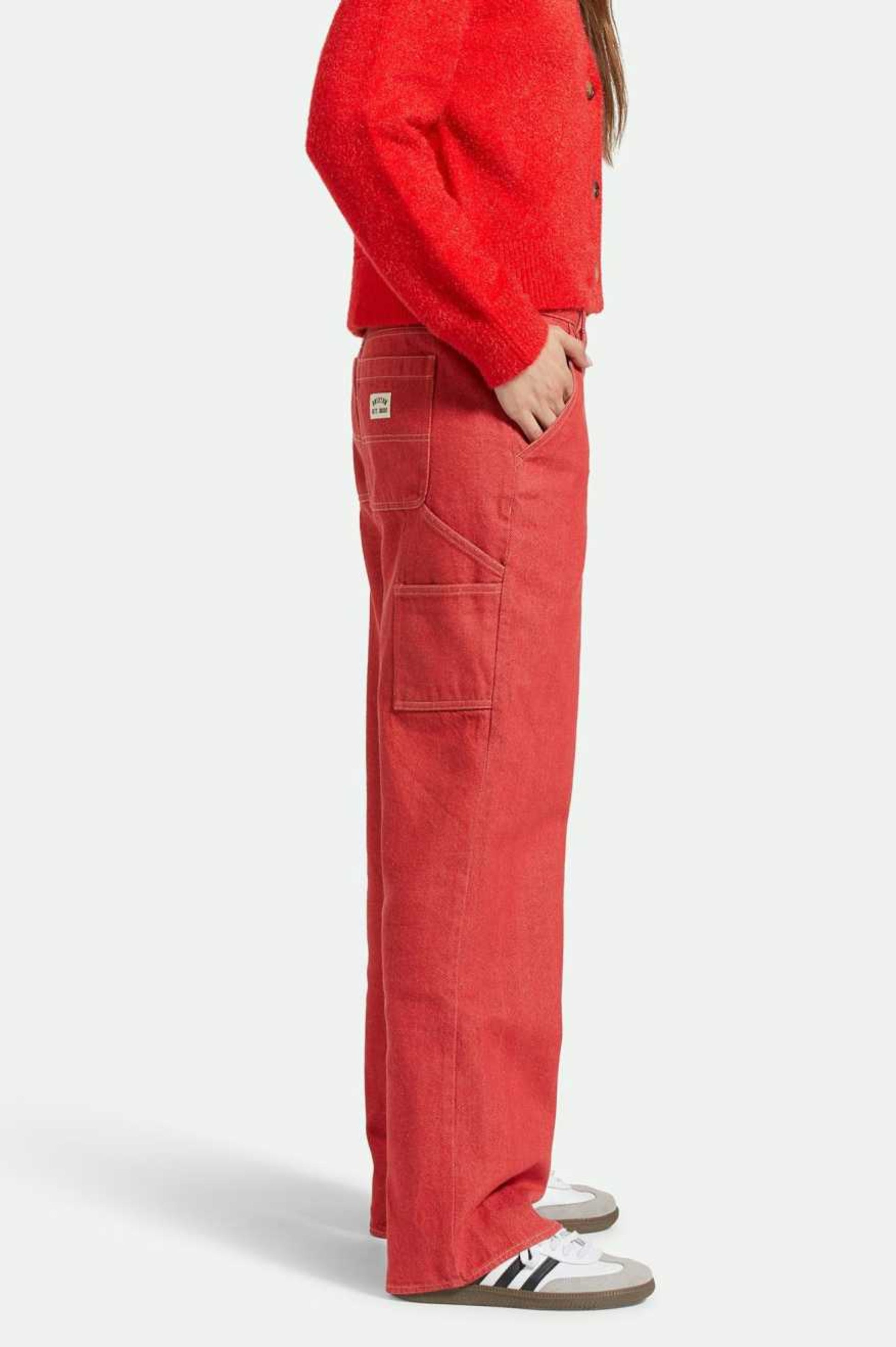 pantalon en denim rouge vue de profil, poches laterales