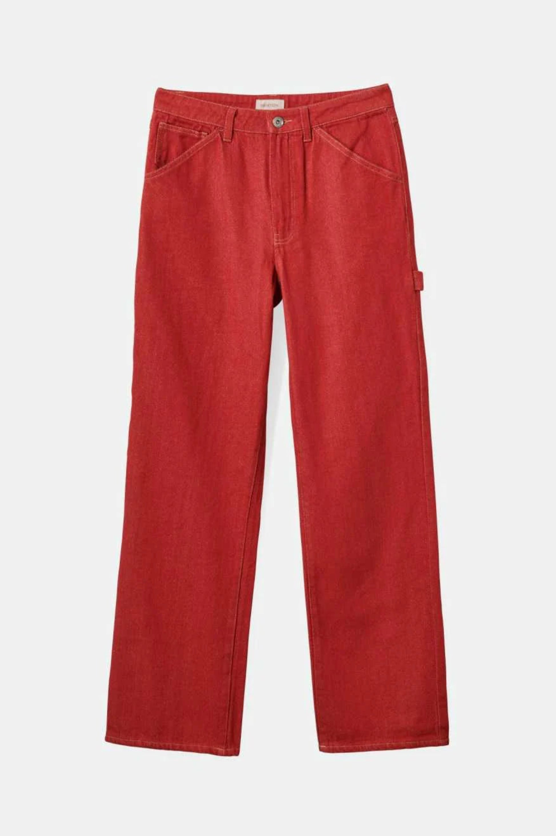 pantalon en denim rouge brique vu de face sur fond blanc