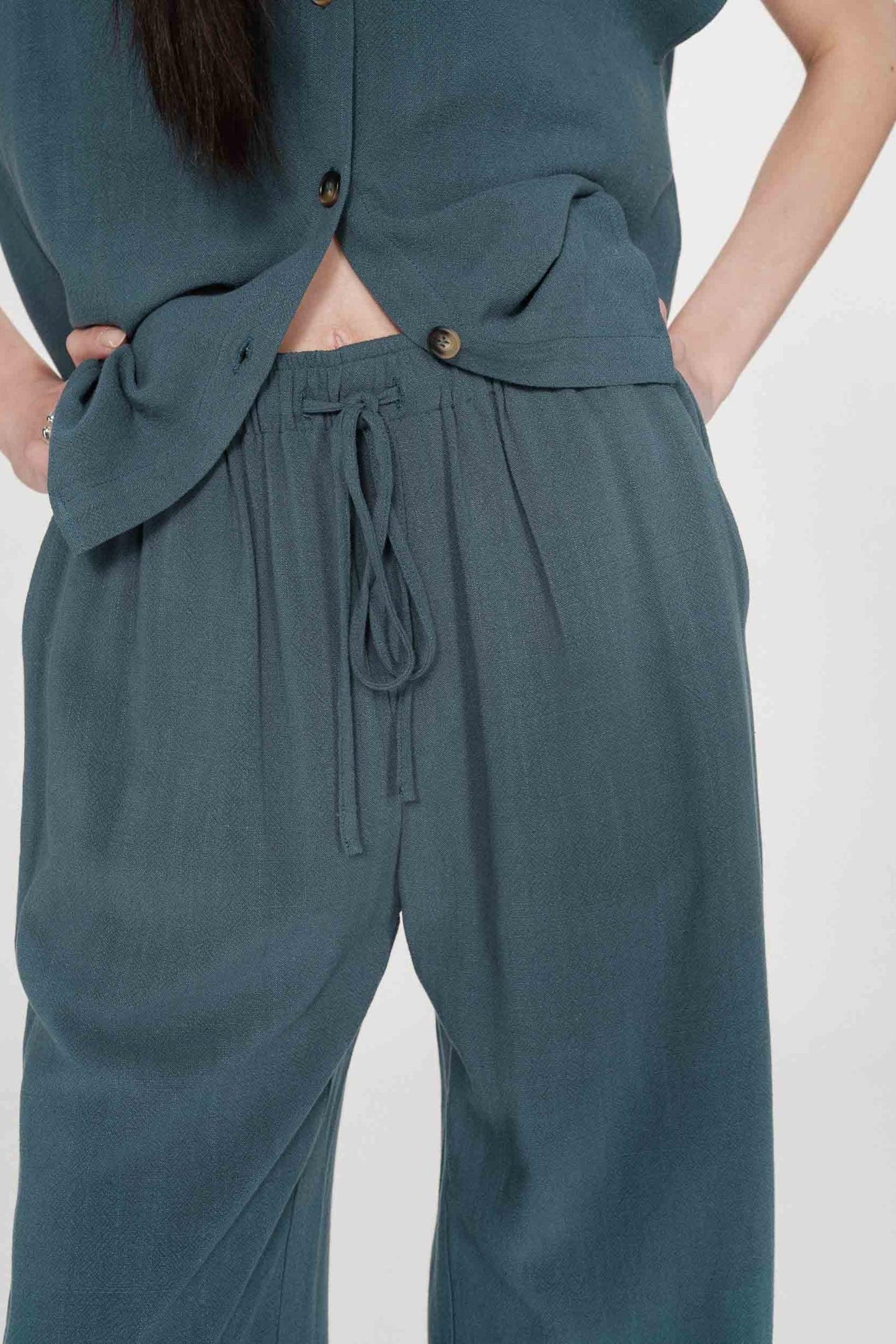 Détail de la taille élastique avec cordon du pantalon émeraude
