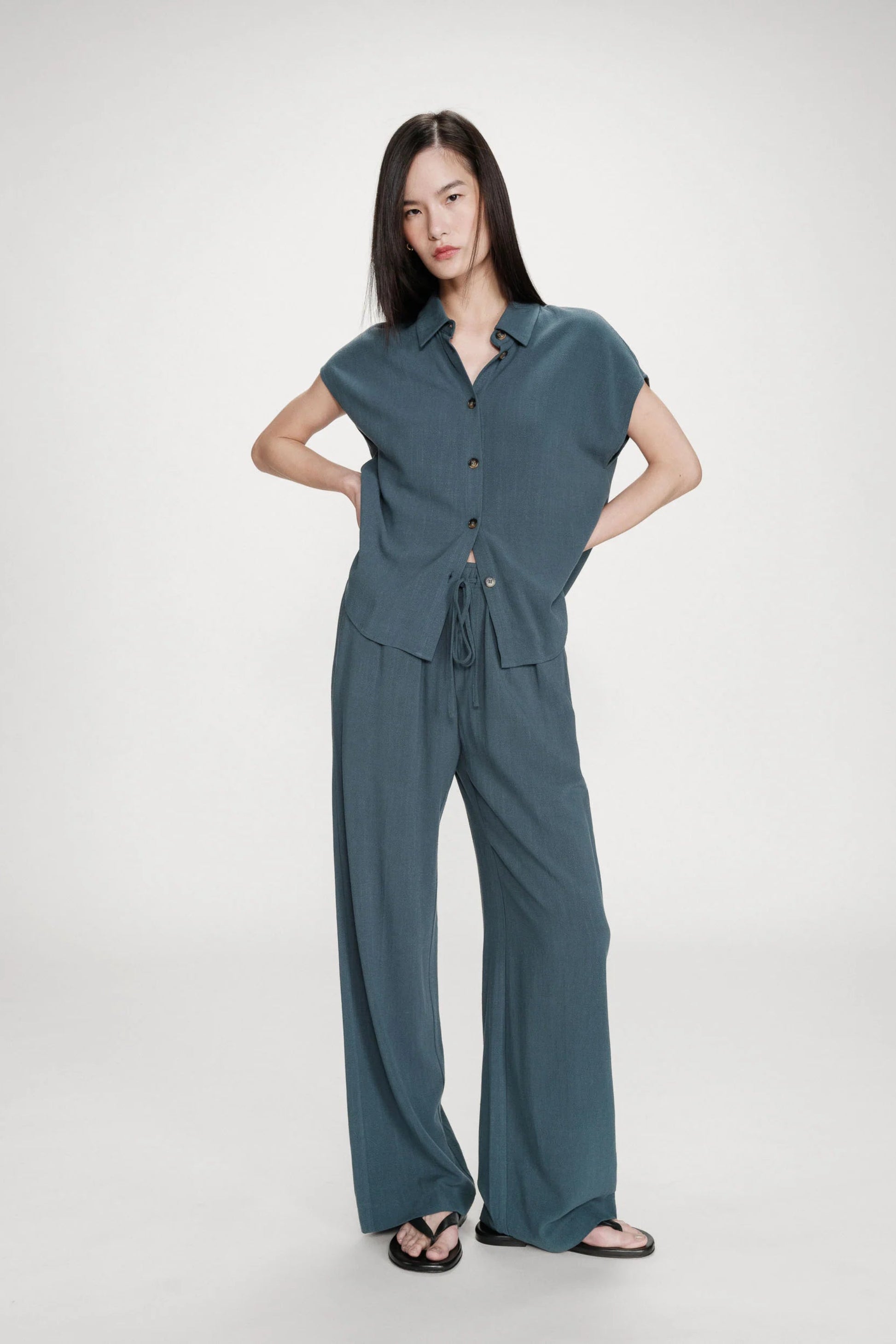 Ensemble émeraude avec pantalon large et chemise fluide