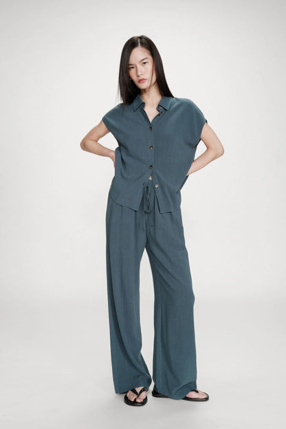 Ensemble émeraude avec pantalon large et chemise fluide