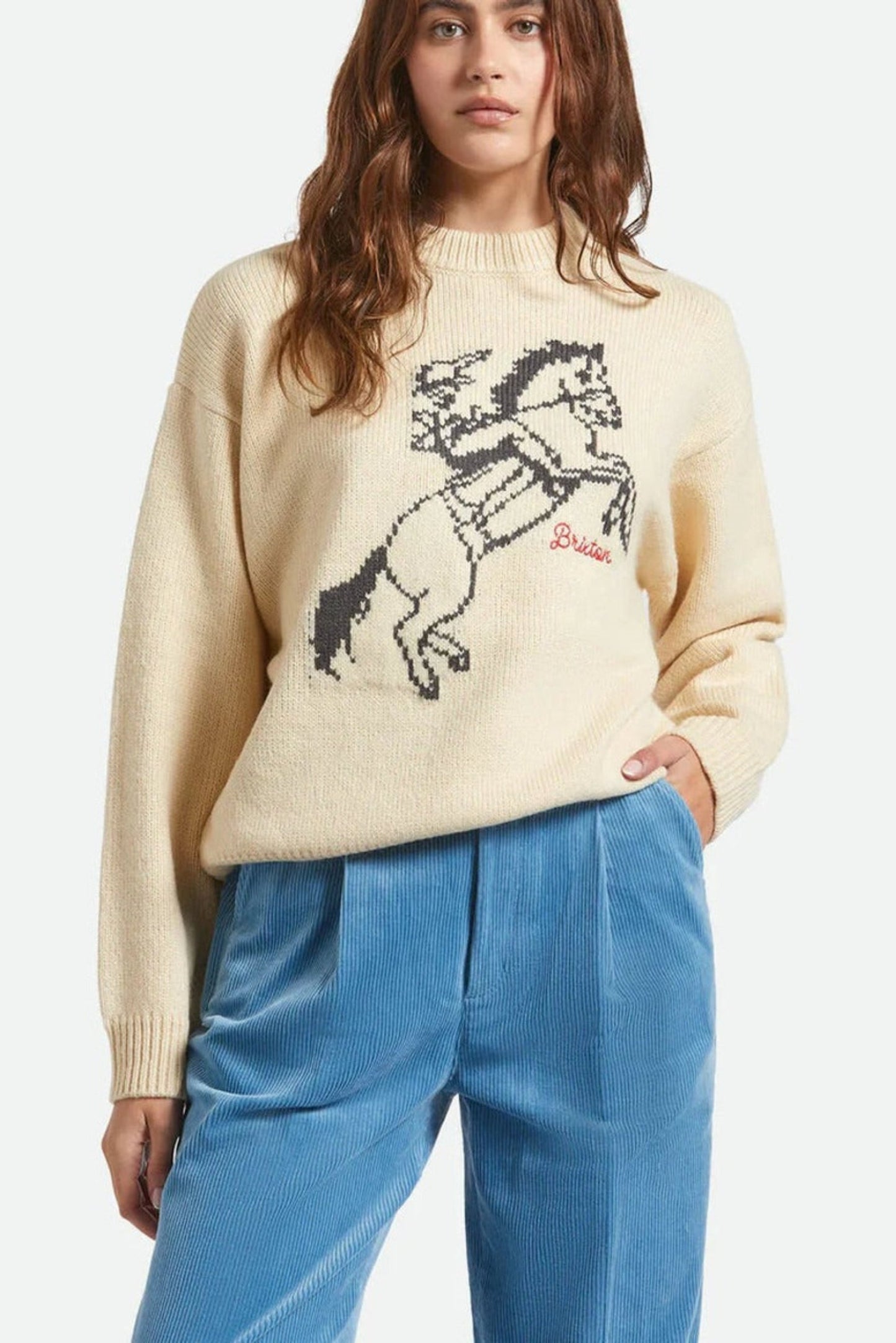 Pantalon Lola taille haute en velours côtelé bleu porté, jambe droite fluide