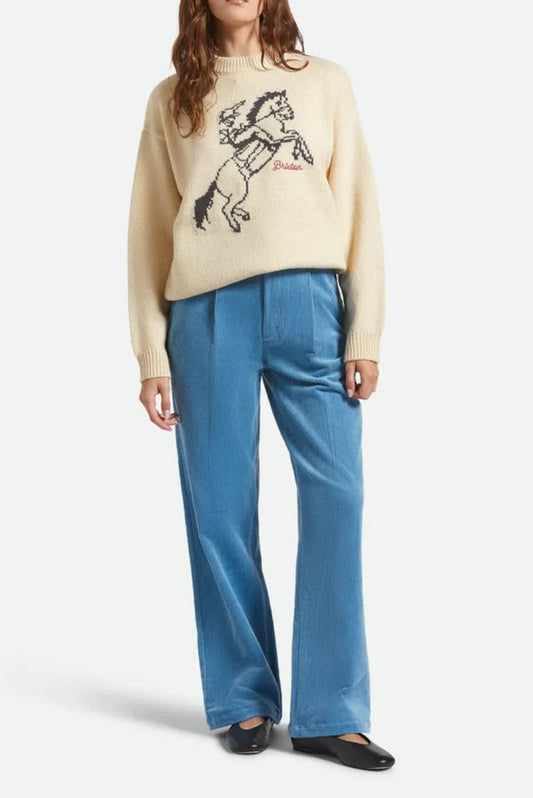 Pantalon Lola taille haute en velours côtelé bleu porté avec pull beige oversize