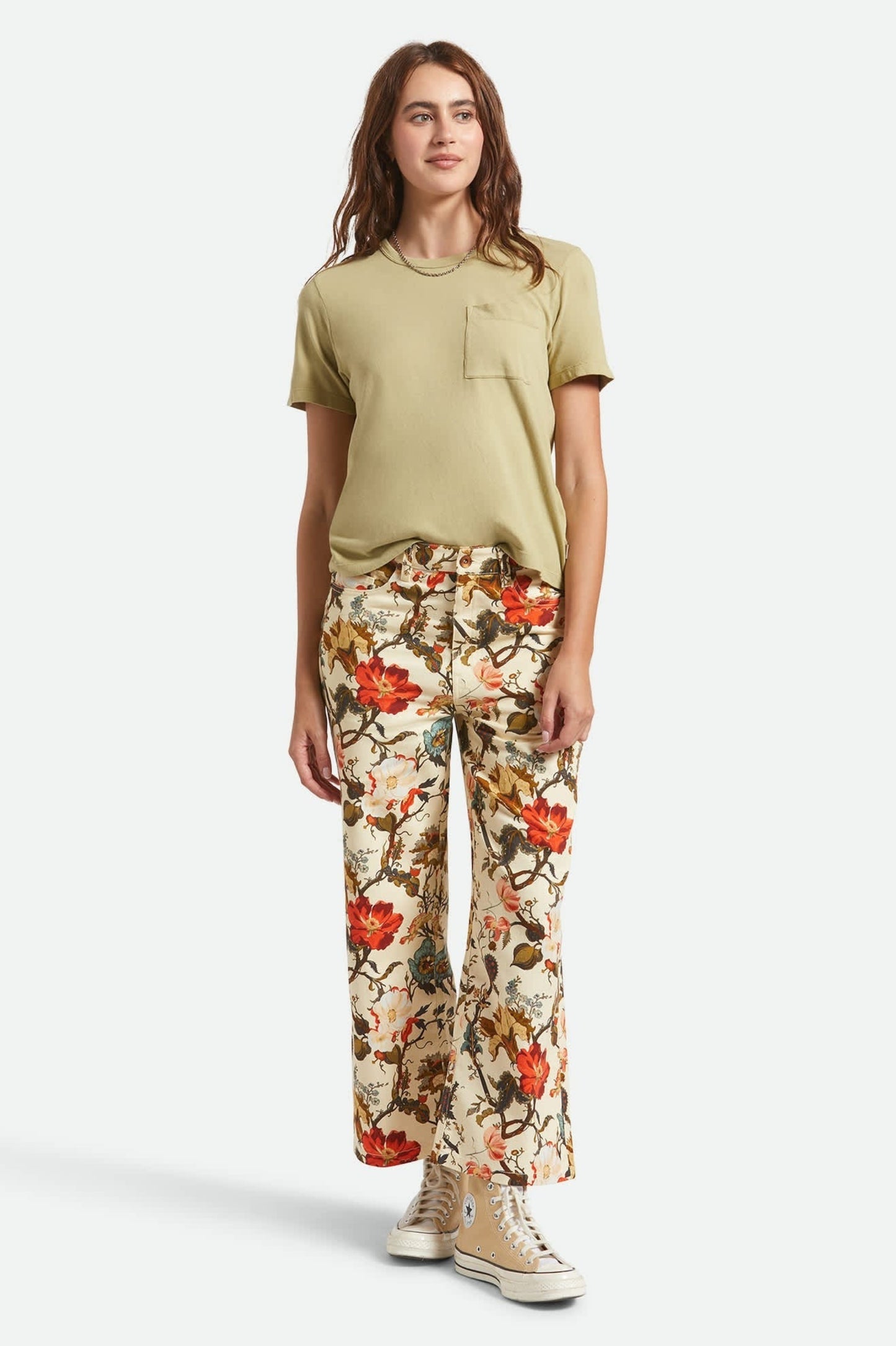 Pantalon Maureen à imprimé floral porté avec t-shirt beige et baskets