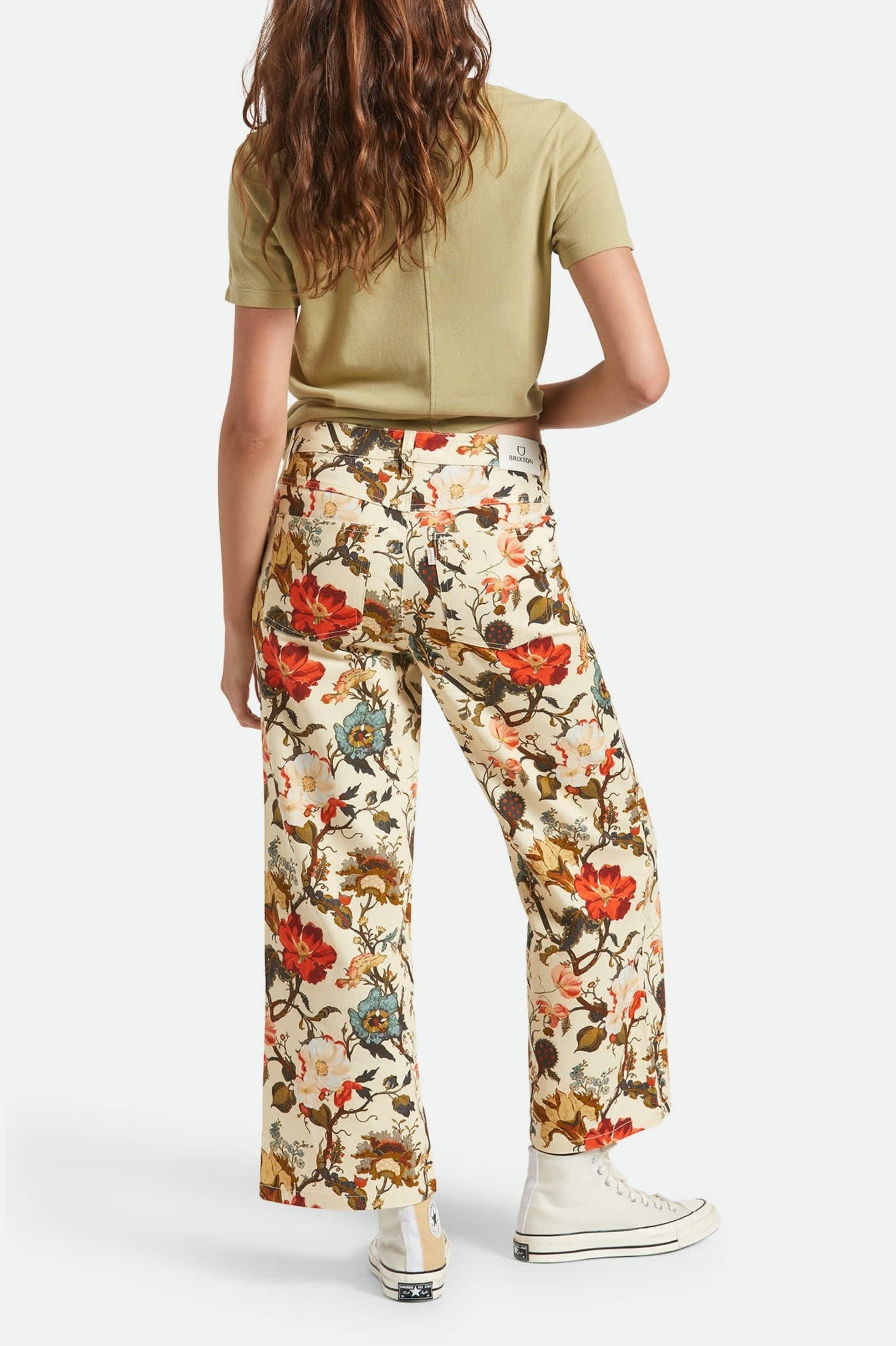 Pantalon Maureen à imprimé floral porté vu de dos, coupe droite