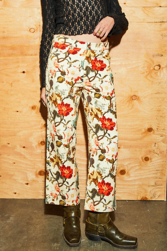 Pantalon Maureen à fleurs colorées, coupe droite, porté avec top noir