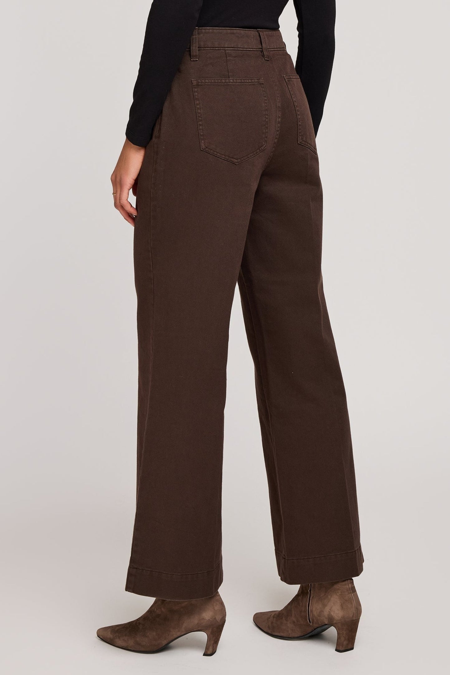 Pantalon brun 100 % coton, vue de dos avec poches plaquées.