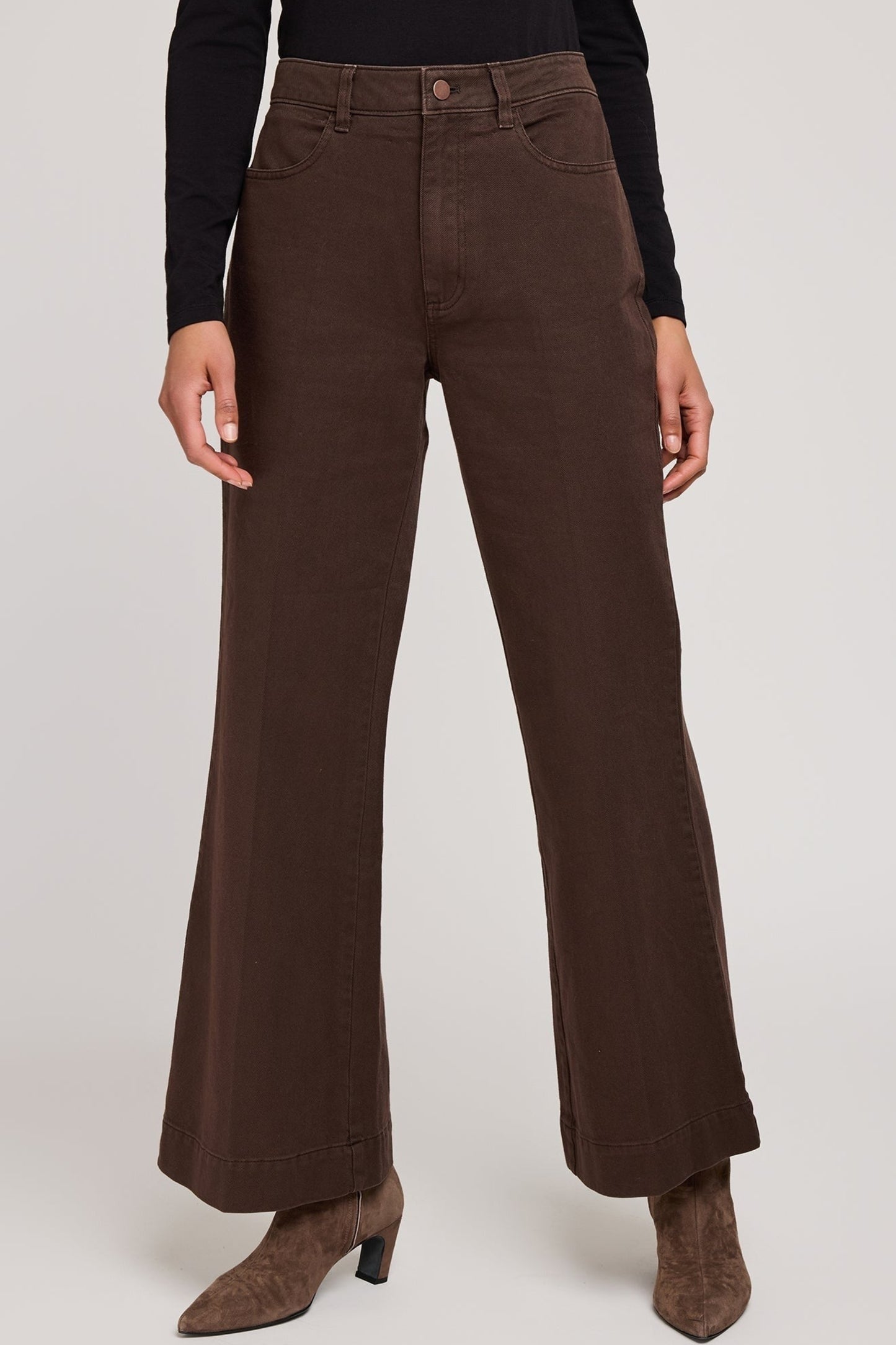 Pantalon brun taille haute à jambes larges, vue de face porté par mannequin.