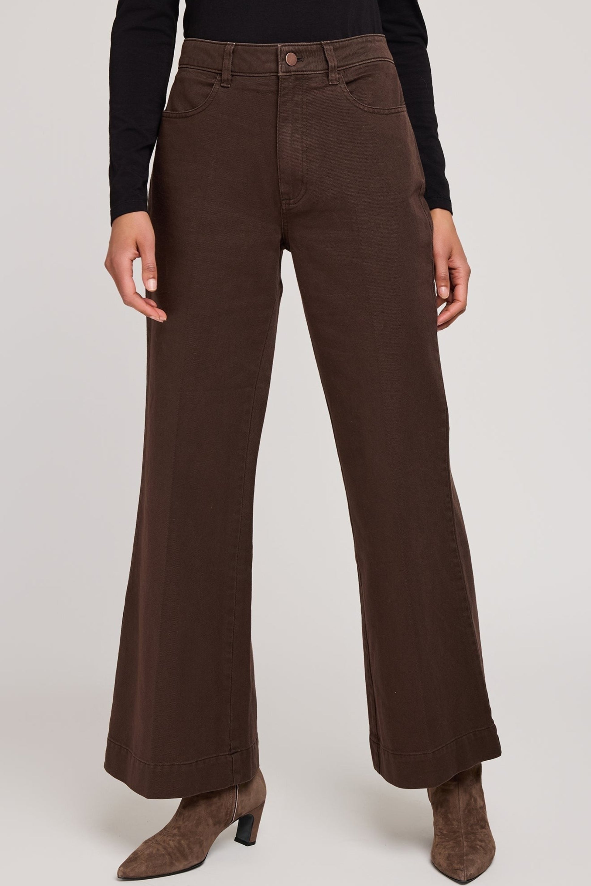 Pantalon brun taille haute à jambes larges, vue de face porté par mannequin.