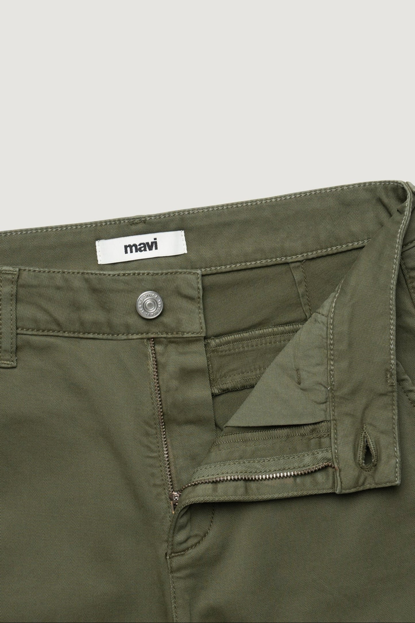 Gros plan sur la fermeture éclair et bouton du pantalon slim boyfriend vert kaki - détail pratique