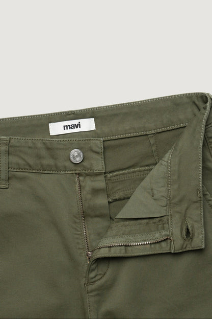 Gros plan sur la fermeture éclair et bouton du pantalon slim boyfriend vert kaki - détail pratique