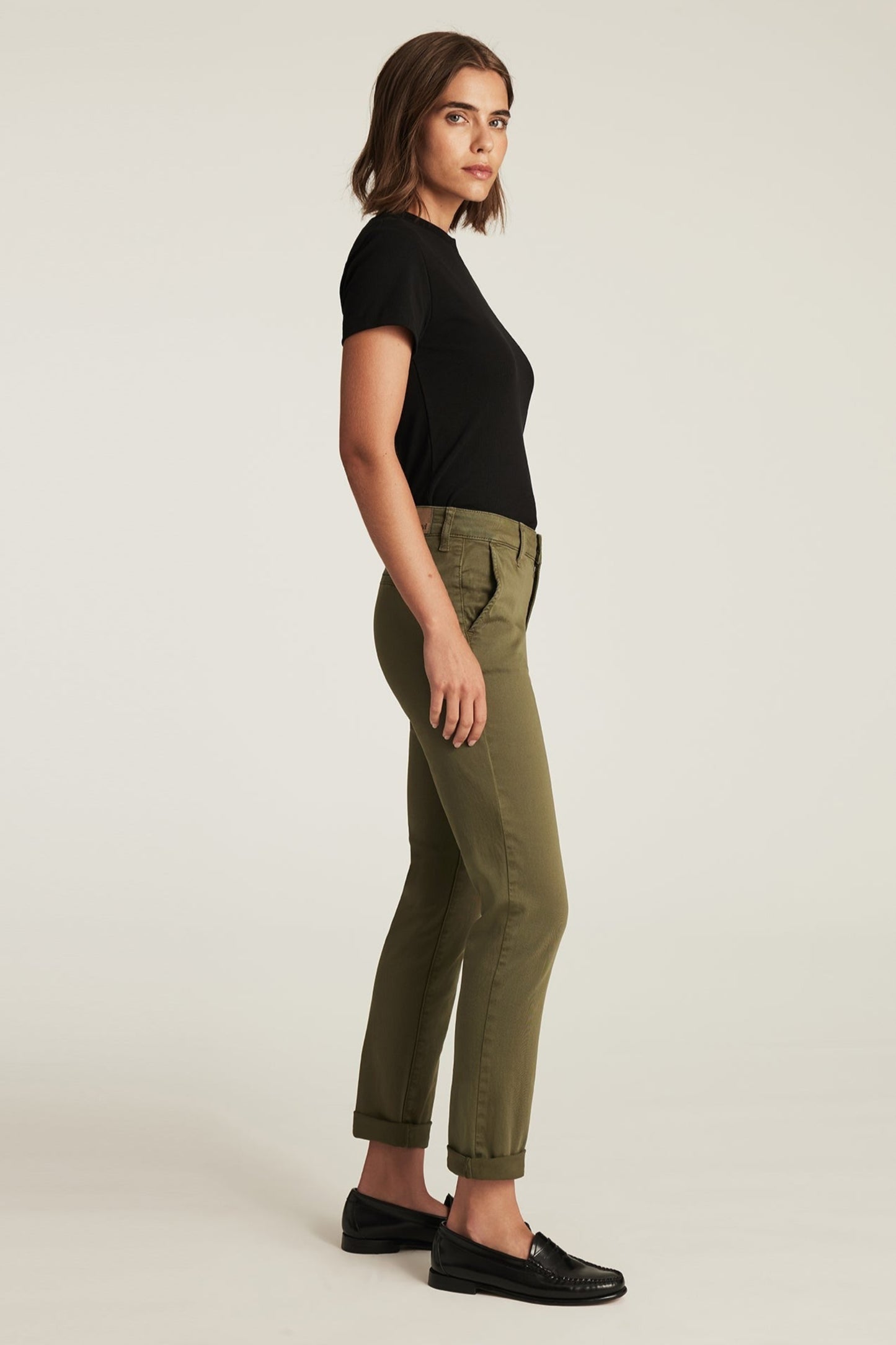 Vue de profil du pantalon slim boyfriend vert kaki - coupe taille mi-haute ajustée