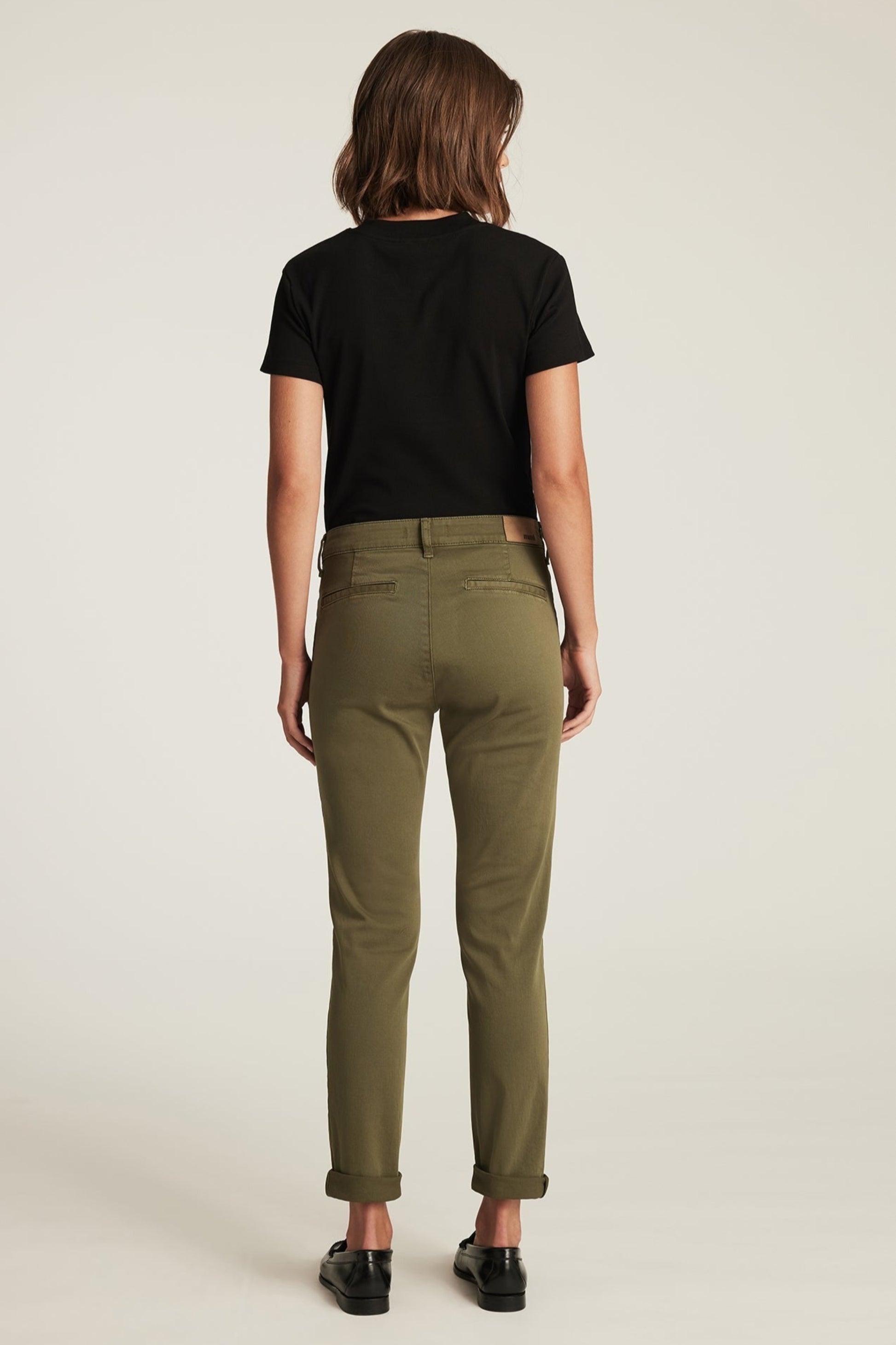 Vue arrière complète du pantalon slim boyfriend vert kaki - coupe ajustée avec revers